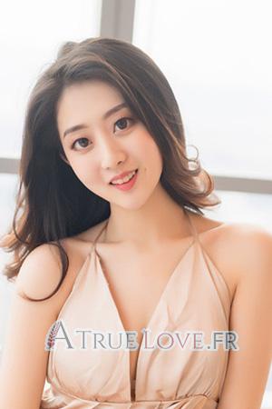 203738 - Yutong Âge: 22 - Chine